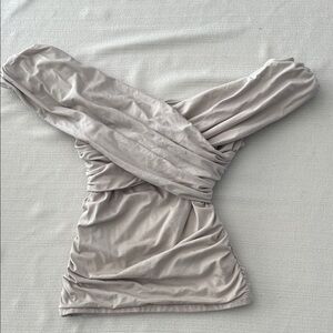 Abercrombie & Fitch Elegant Off-Shoulder Top in Light Gray/Beige